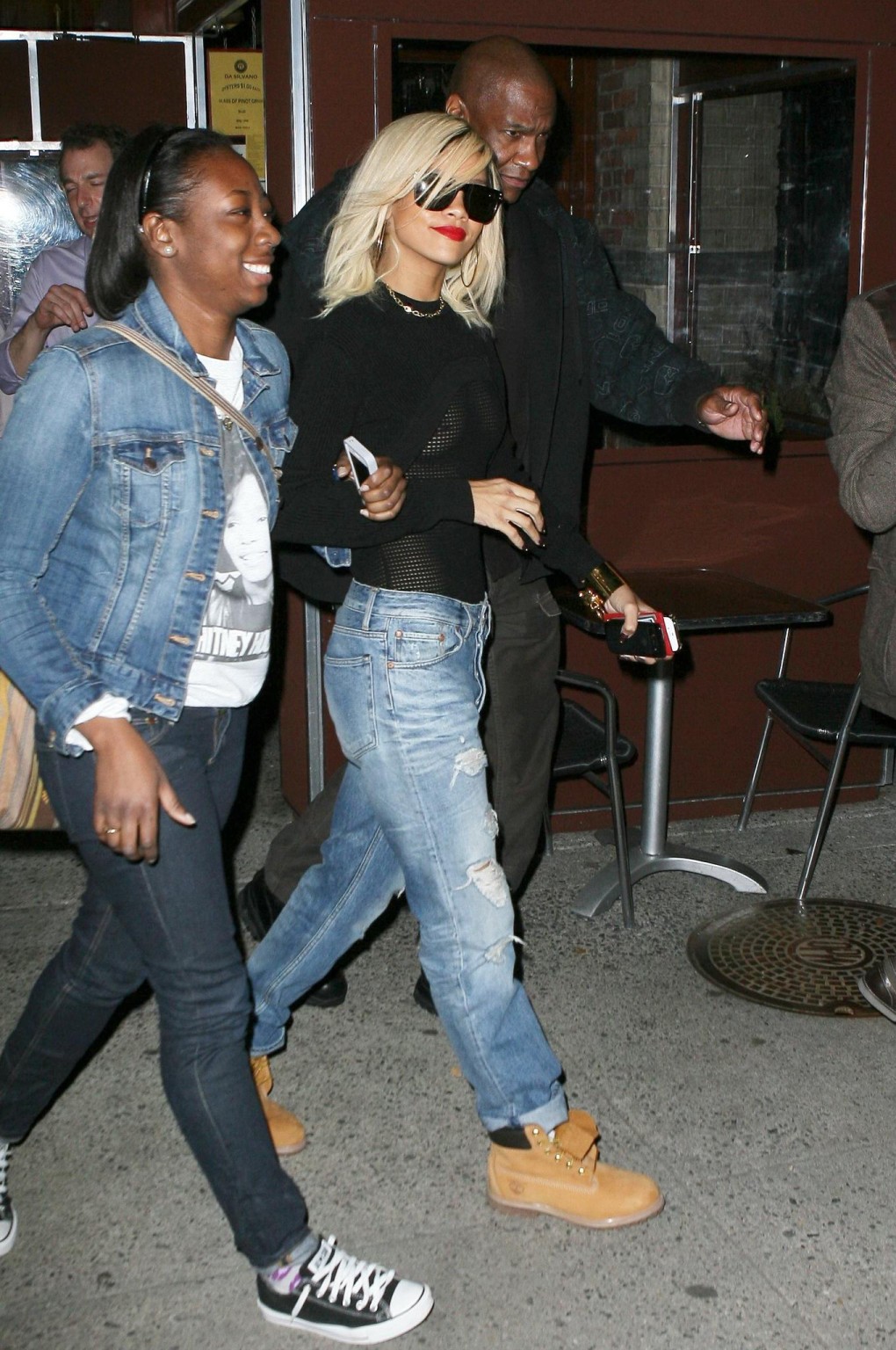 Rihanna sans soutien-gorge portant un haut transparent à l'extérieur du restaurant Da Silvano à New York.
 #75270889