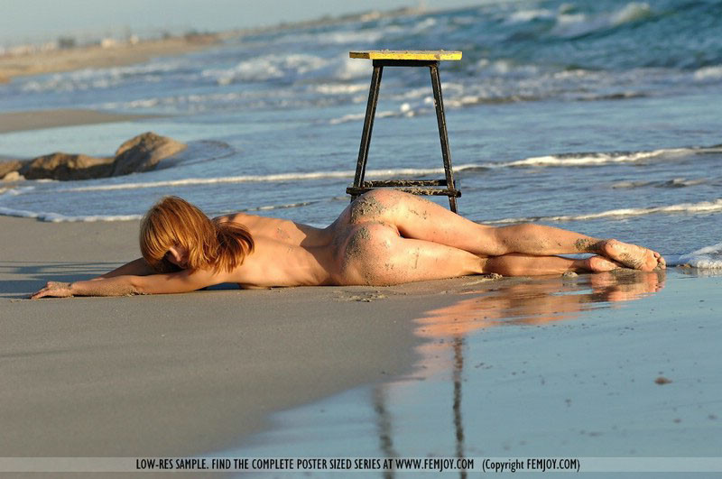 Belleza de la playa se desnuda
 #72317381