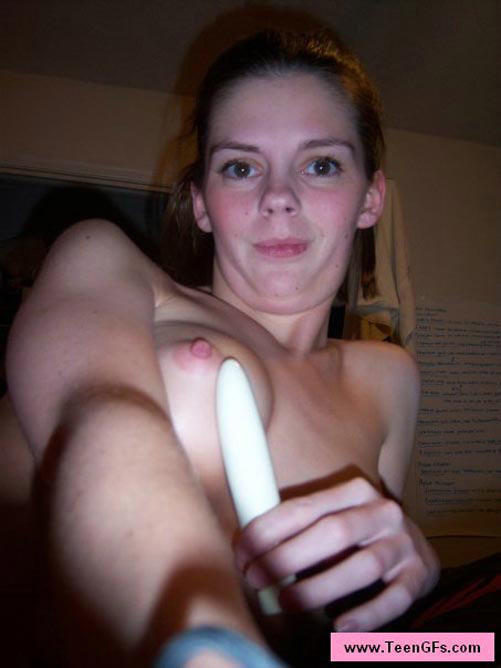 Cute Amateur Babe Teen nackt und spielen mit einem weißen Dildo
 #76256592