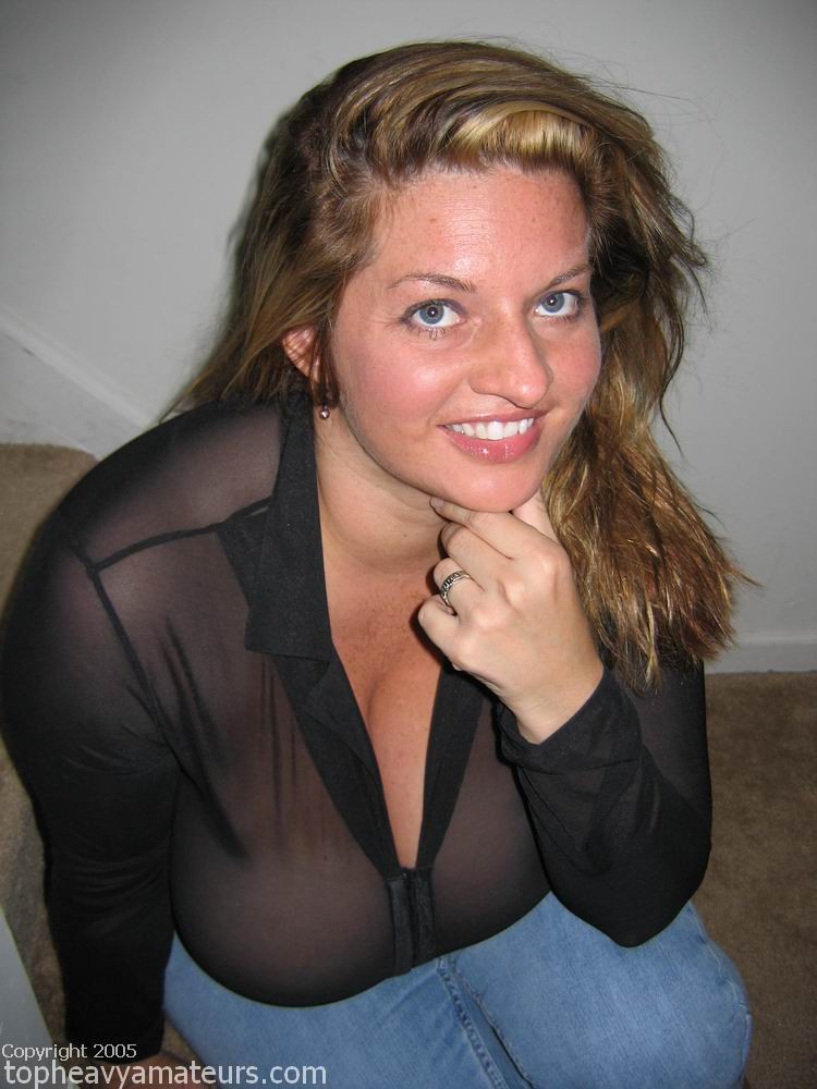 Maria Moore aux gros seins, chez elle, en chemise transparente
 #75578163