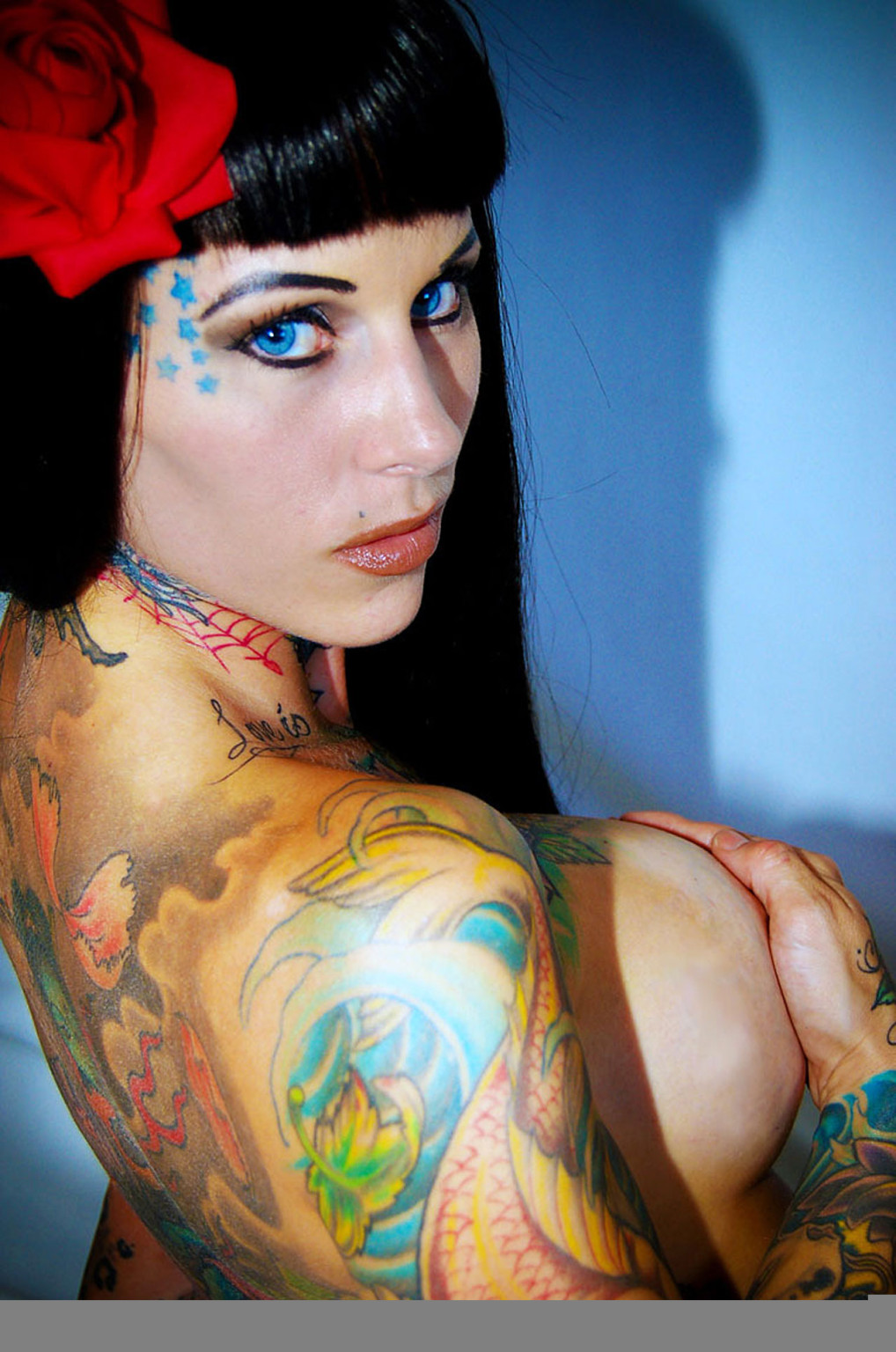 Michelle bombshell zeigt ihren nackten Körper und ihre Tattoos
 #75355722