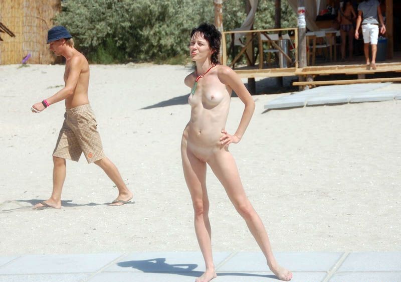 裸のブロンド・ベイビーがビーチでフェラチオと手コキをする
 #72247080