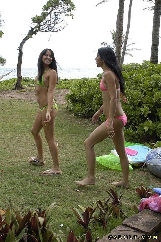 Deux dames rencontrent un gars sur la plage et font du sexe mixte
 #72323214