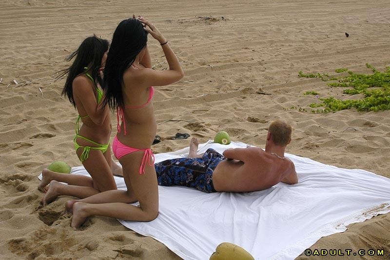 Deux dames rencontrent un gars sur la plage et font du sexe mixte
 #72323238