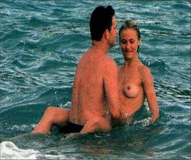 Cameron diaz seins nus sur la plage
 #75363927