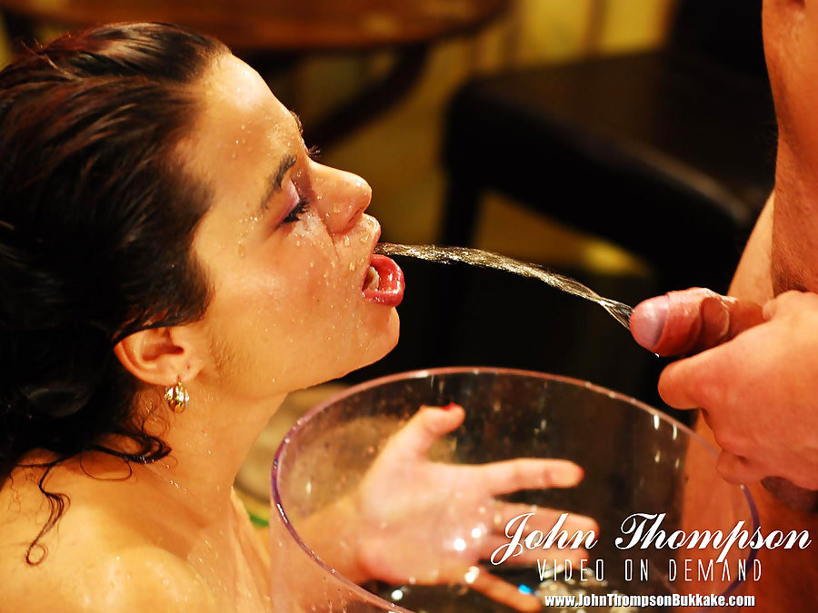 Docena de tíos haciendo nadar a dos chicas alemanas en su orina caliente
 #73266093