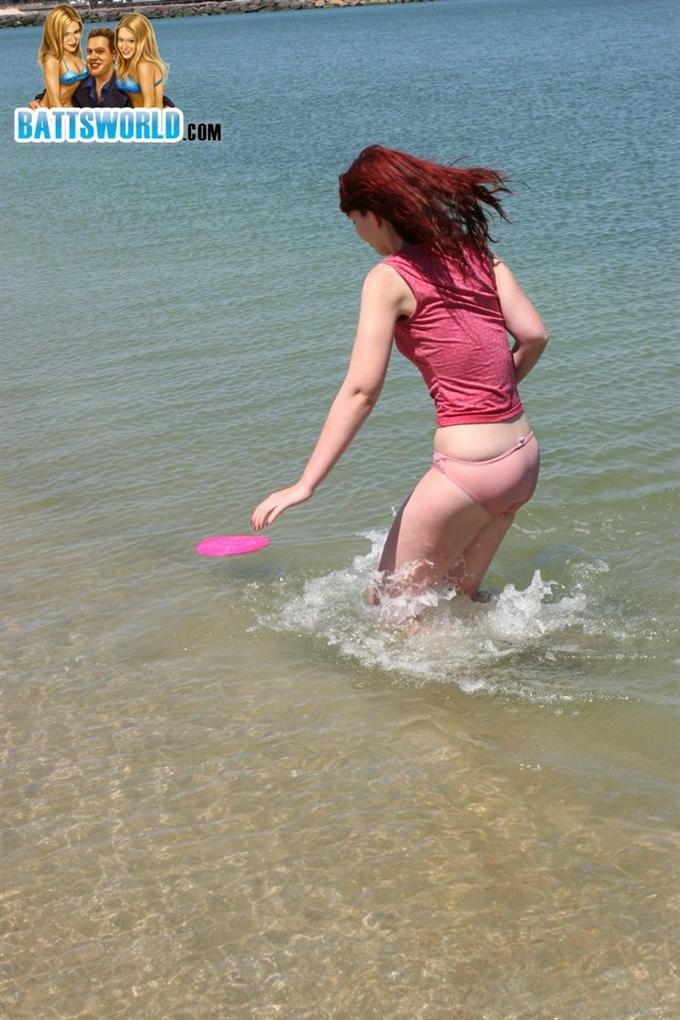 Drei heiße Amateur-Teens ziehen ihre Bikinis im Ozean aus
 #72320289