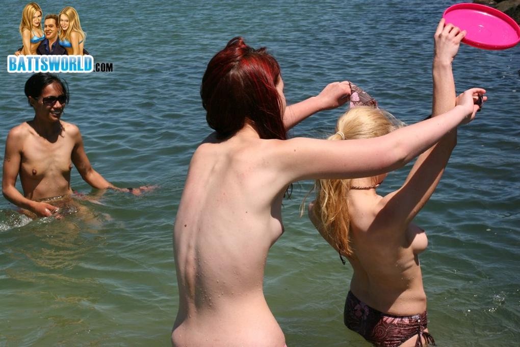 Drei heiße Amateur-Teens ziehen ihre Bikinis im Ozean aus
 #72320335