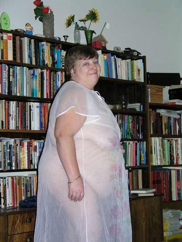 おばあちゃんのデイジーが、太った体と乳房を見せながらポーズをとる
 #75568766