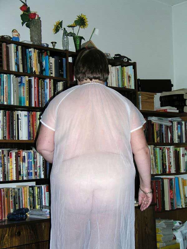 Oma Daisy posiert und zeigt ihren riesigen fetten Körper und ihre Titten
 #75568793