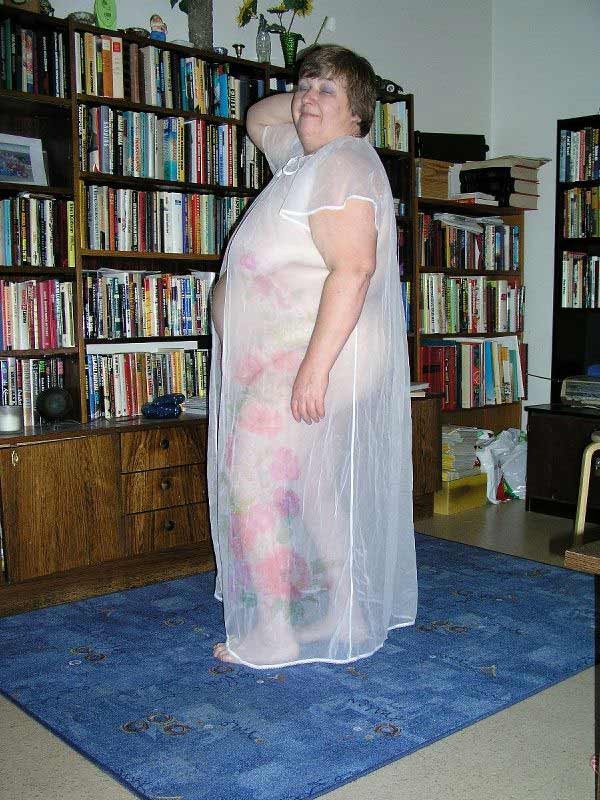 おばあちゃんのデイジーが、太った体と乳房を見せながらポーズをとる
 #75568798