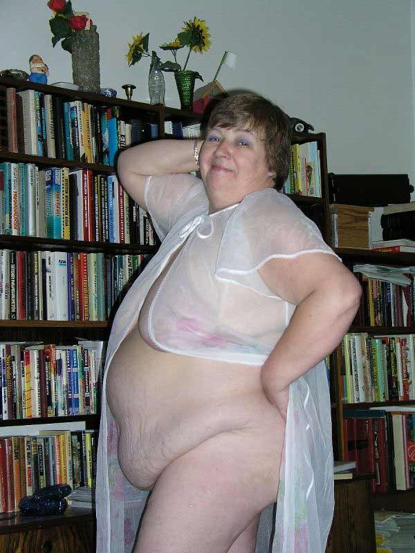 おばあちゃんのデイジーが、太った体と乳房を見せながらポーズをとる
 #75568802