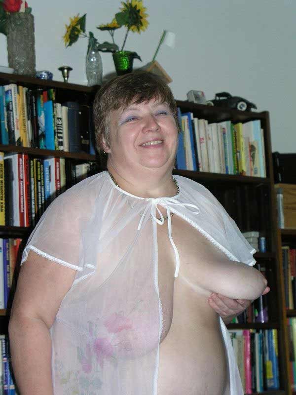 おばあちゃんのデイジーが、太った体と乳房を見せながらポーズをとる
 #75568806