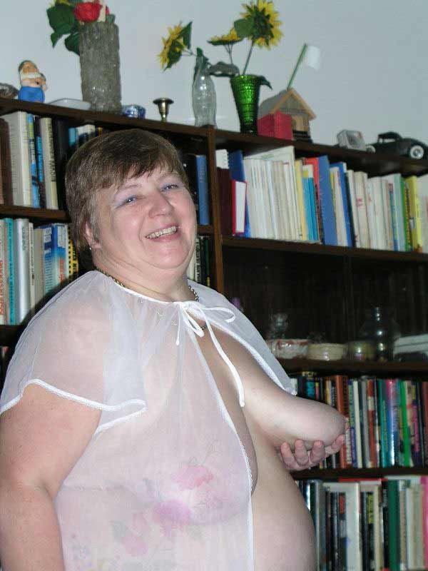 おばあちゃんのデイジーが、太った体と乳房を見せながらポーズをとる
 #75568810