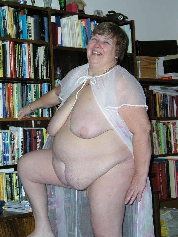おばあちゃんのデイジーが、太った体と乳房を見せながらポーズをとる
 #75568827