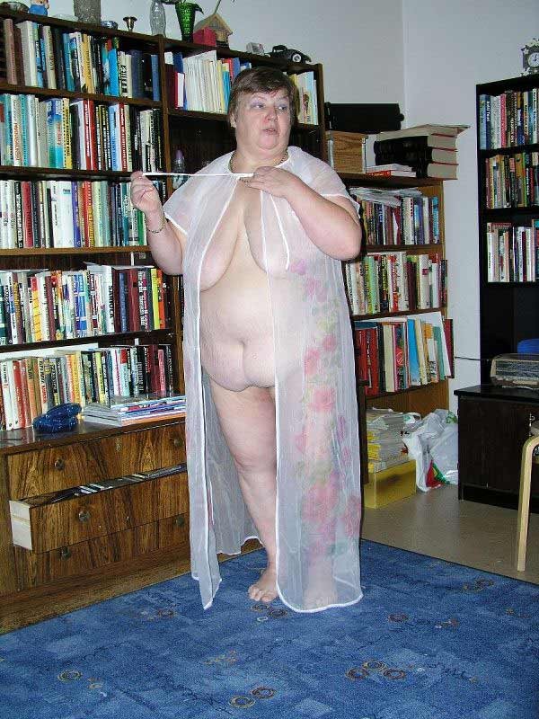 おばあちゃんのデイジーが、太った体と乳房を見せながらポーズをとる
 #75568831