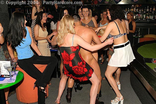 Mujeres borrachas curiosas tocando a un desconocido desnudo
 #78926587