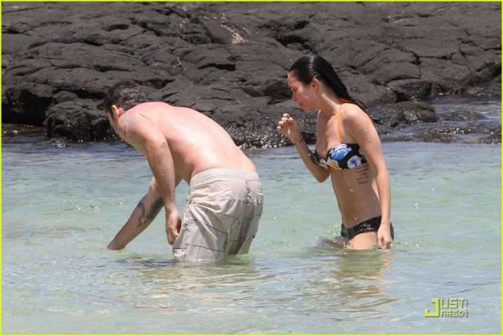 Megan fox s'amusant sur la plage avec son petit ami et montrant son corps sexy en bikini
 #75347038