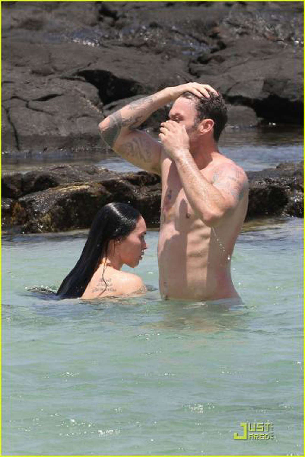 Megan fox s'amusant sur la plage avec son petit ami et montrant son corps sexy en bikini
 #75347043