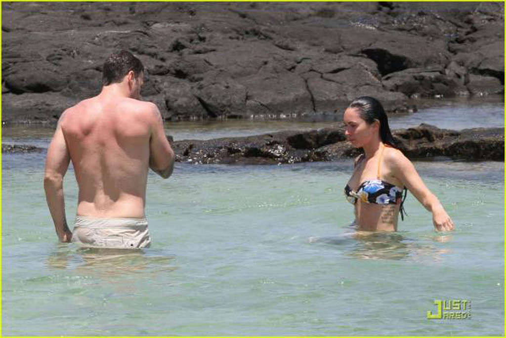 Megan fox s'amusant sur la plage avec son petit ami et montrant son corps sexy en bikini
 #75347092