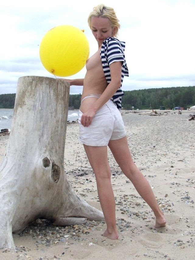 Blondes Strandbaby posiert mit einem Luftballon
 #72323574