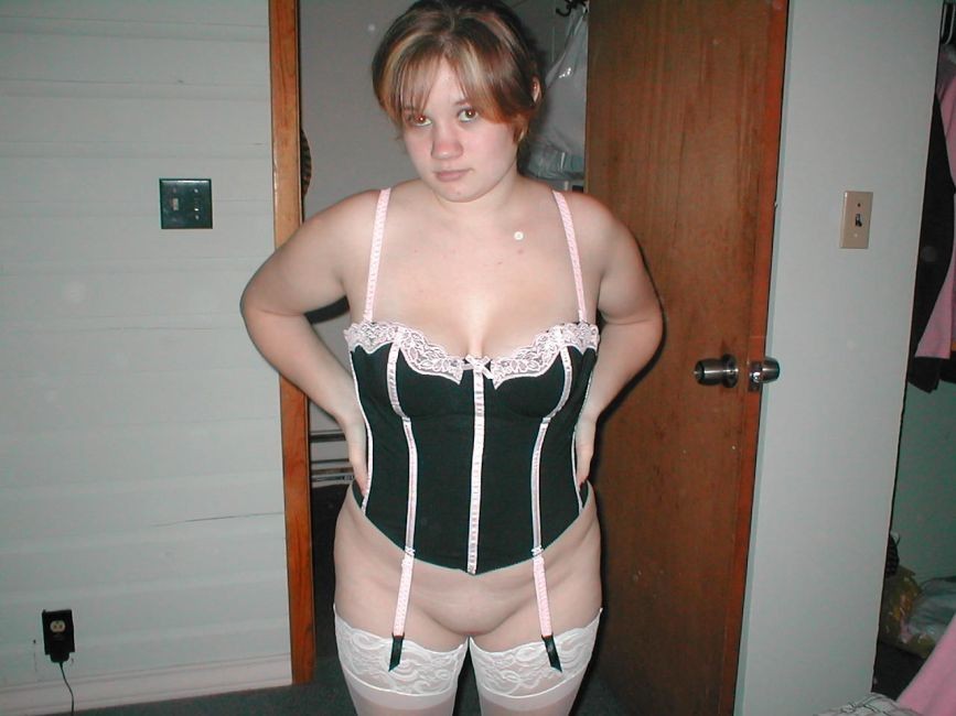 Jolies filles potelées montrant leurs corps sexy sur des photos de famille
 #68460664