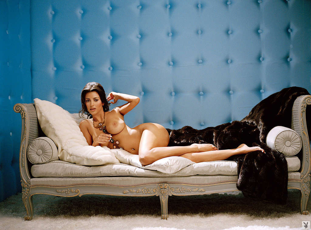 Kim Kardashian esponendo il suo corpo nudo sexy e cazzo tette enormi
 #75334110