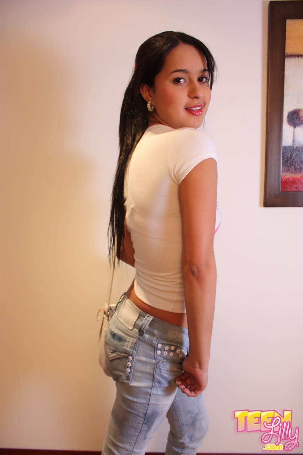 Minuscola brunetta teenager che prende in giro in sexy jeans stretti
 #70273148