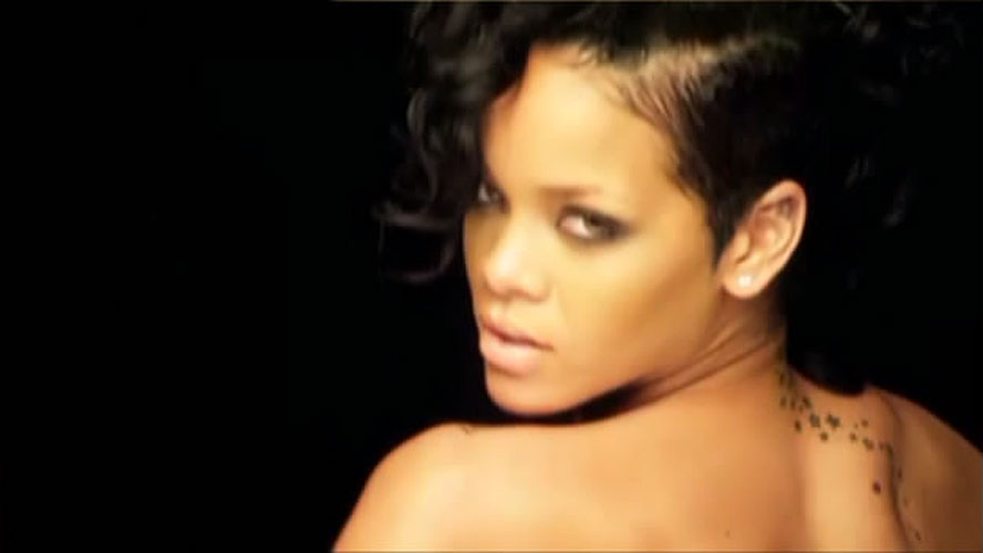 Rihanna en un sexy traje de rejilla y tetas expuestas en un vestido transparente paparazzi
 #75394233