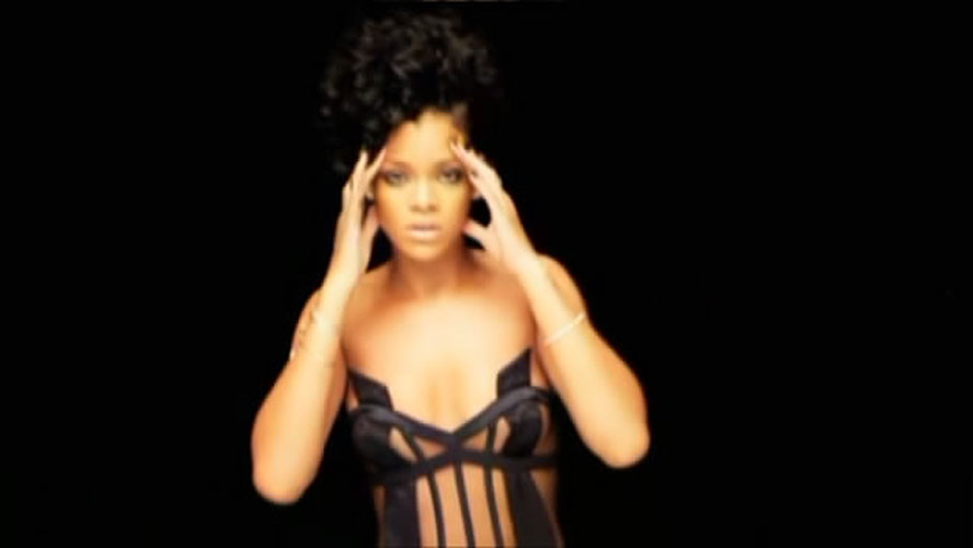 Rihanna en un sexy traje de rejilla y tetas expuestas en un vestido transparente paparazzi
 #75394235