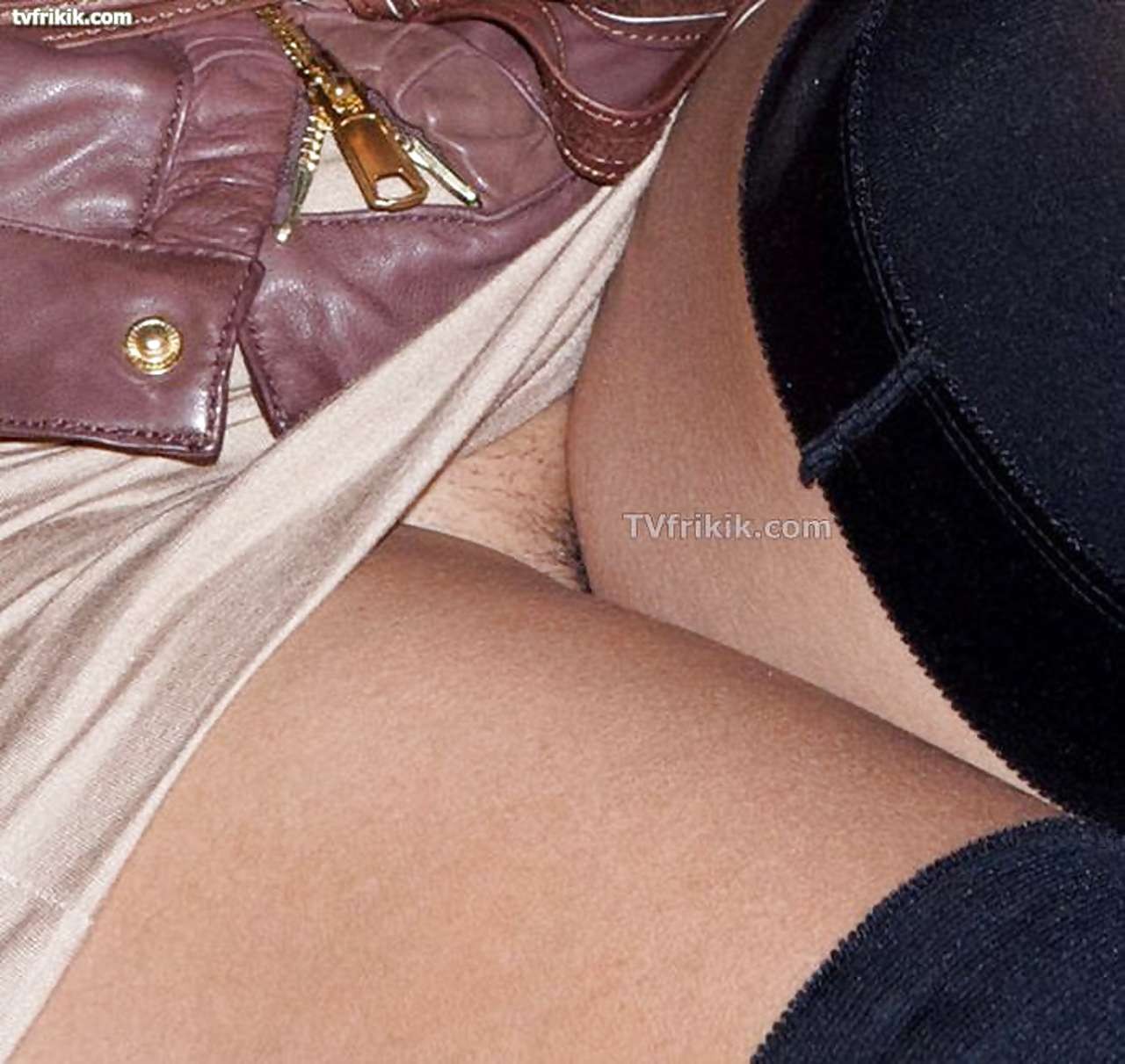 Indira Weiss mostrando su coño peludo en minifalda captada por un paparazzi
 #75296415