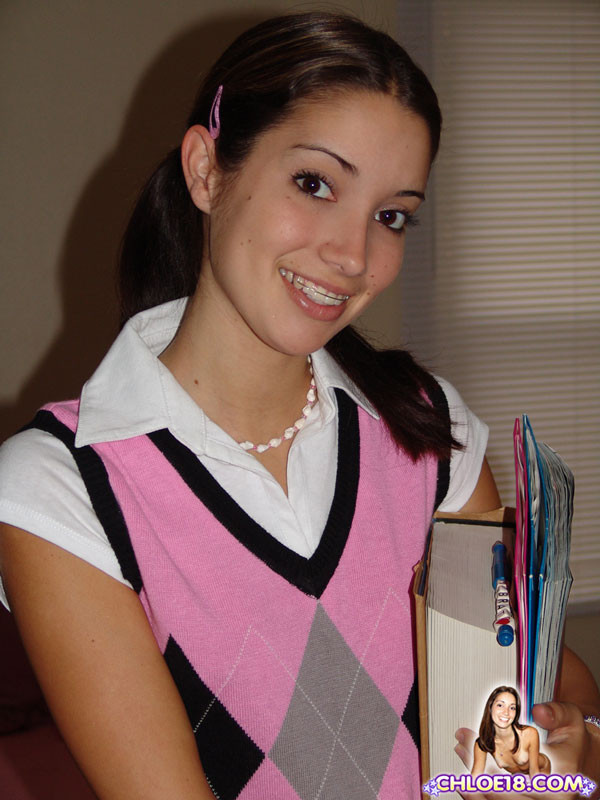 Chloe caliente en una falda linda en una cama
 #74949266