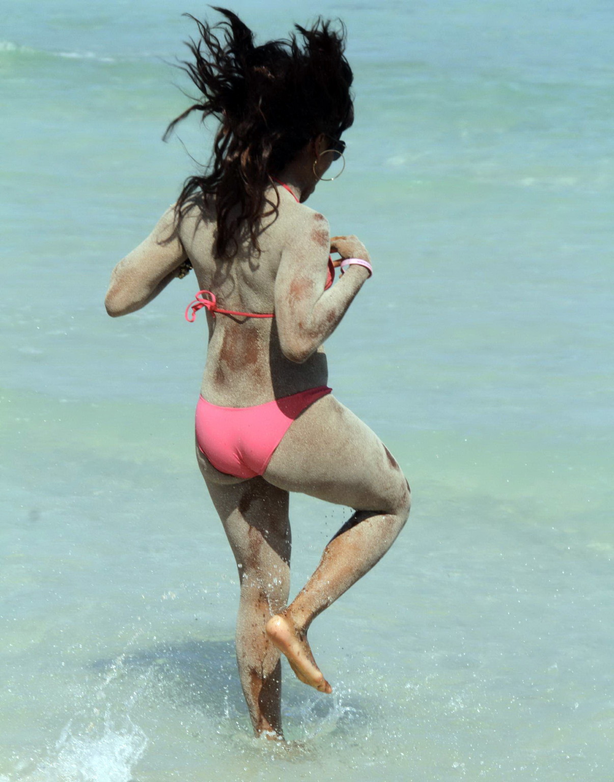 Alexandra burke che mostra il suo booty in bikini sulla spiaggia di miami
 #75314625