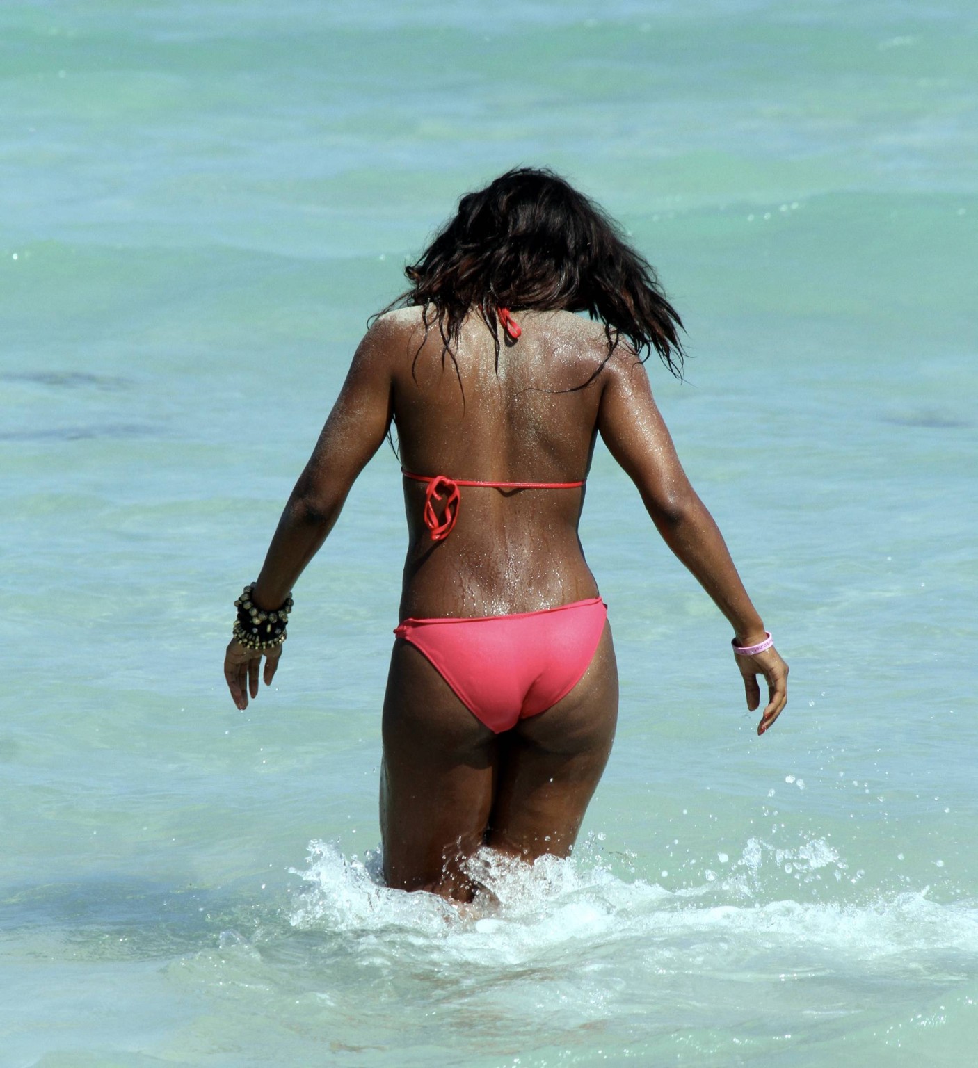 Alexandra burke che mostra il suo booty in bikini sulla spiaggia di miami
 #75314643