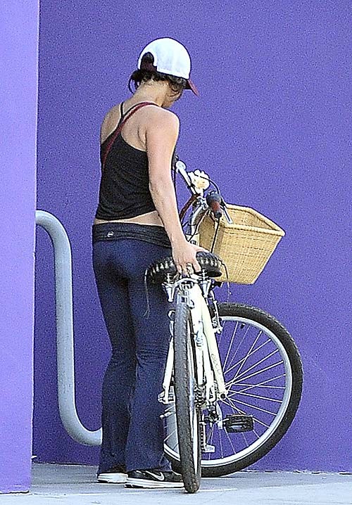 Vanessa Hudgens fährt Fahrrad und entblößt sexy Arsch in engen Hosen
 #75286525