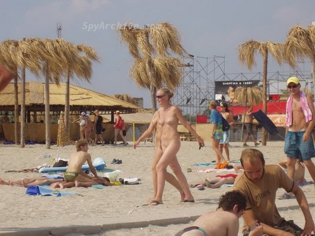Ragazze calde abbronzate in topless e nude sulla spiaggia
 #70977815