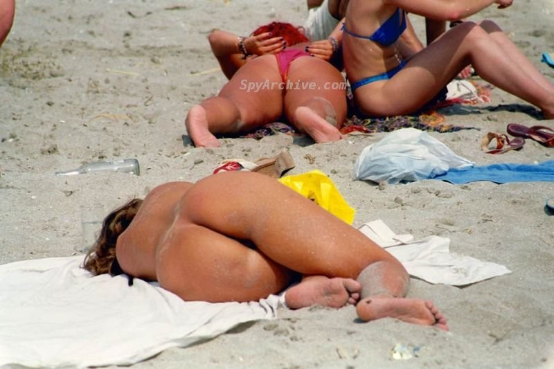 Nenas calientes bronceadas en topless y desnudas en la playa
 #70977827