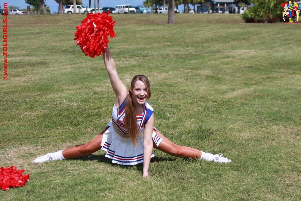 Süßer Cheerleader posiert draußen in ihrer Strumpfhose
 #75464277