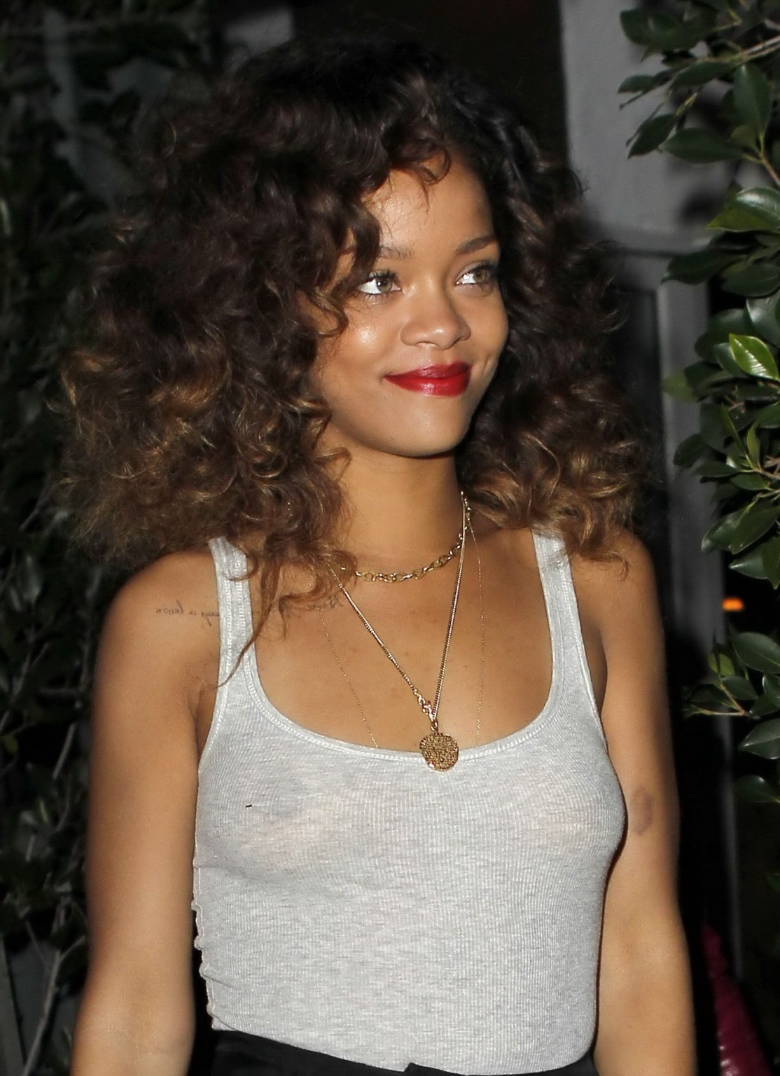 Rihanna sans soutien-gorge portant un débardeur transparent à Hollywood
 #75275384