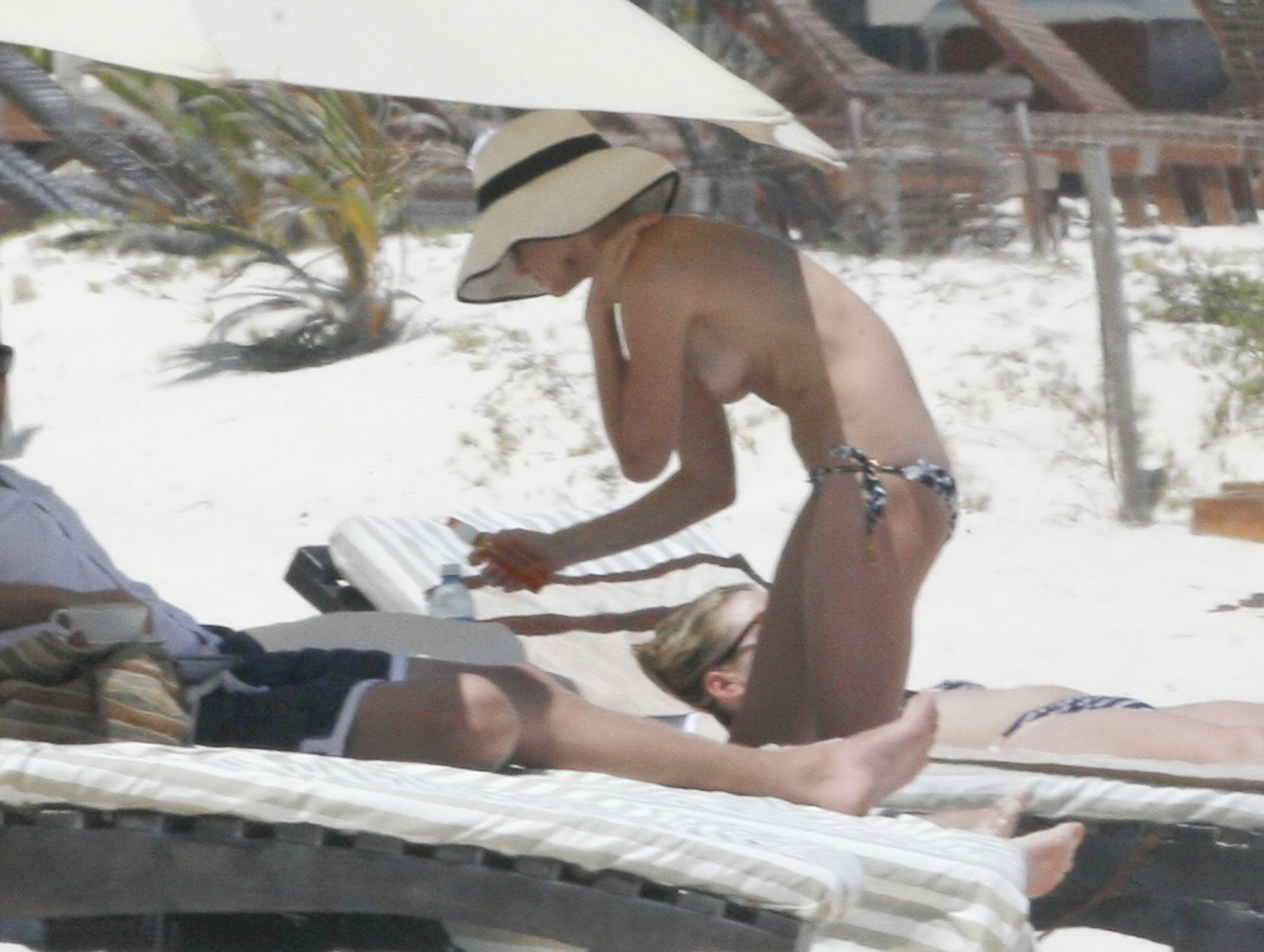 Kate bosworth seins nus sur la plage de cancun au mexique
 #75308668