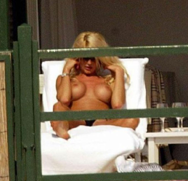 Victoria Silvstedt upskirt of her shaved pussy #75396517