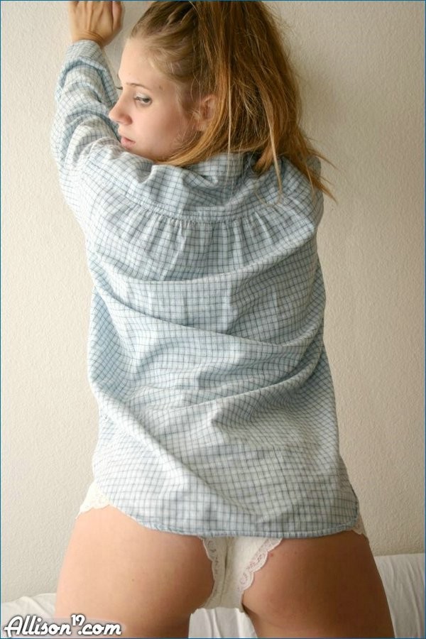 Acostado en la cama en una camisa azul bebé
 #68508206