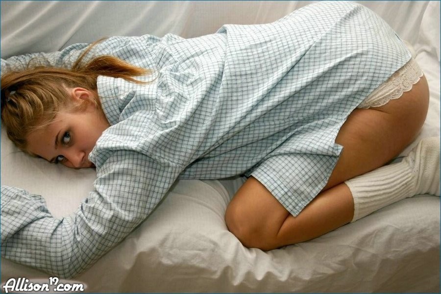 Im Bett liegend in einem babyblauen Shirt
 #68508242