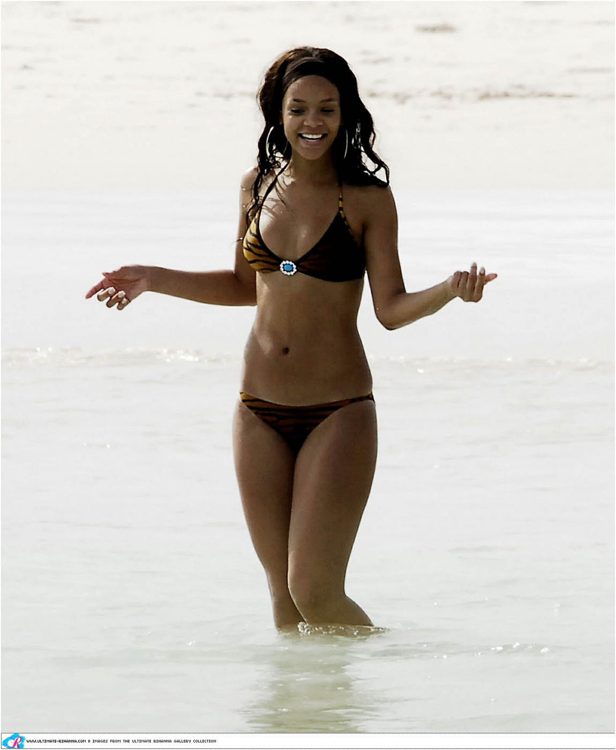 Rihanna showing her amazing sexy and hot body in bikini #75375120