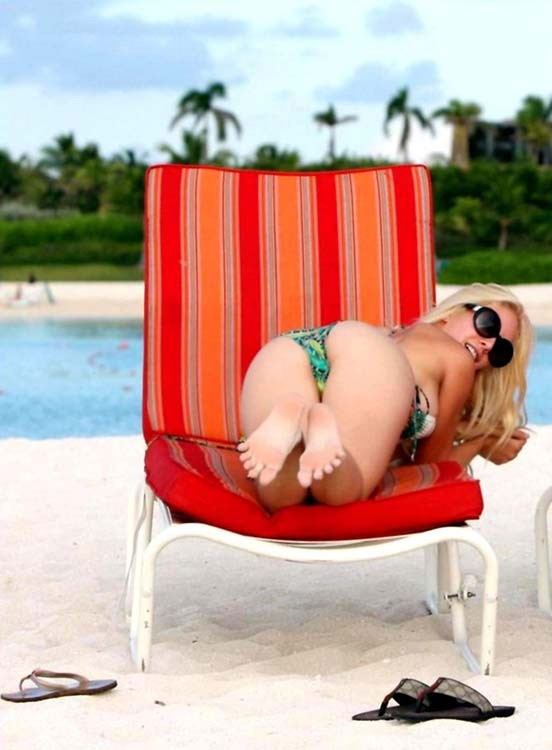 Heidi montaq en bikini minuscule montrant ses gros seins
 #75376491