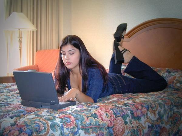 Una segretaria latina sexy si spoglia e posa per la macchina fotografica in un hotel
 #67426129