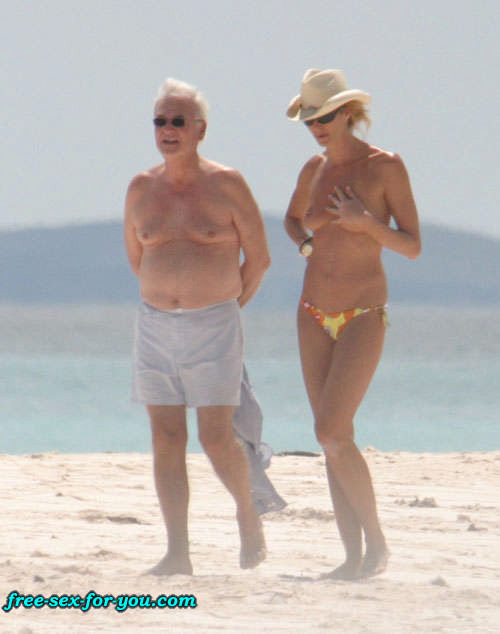 Elle macpherson che mostra le sue belle tette sulla spiaggia paparazzi pics
 #75424380