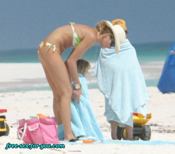 Elle macpherson mostrando sus bonitas tetas en la playa paparazzi pics
 #75424387