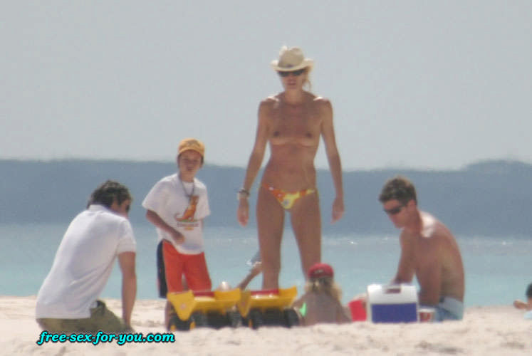 Elle macpherson che mostra le sue belle tette sulla spiaggia paparazzi pics
 #75424391