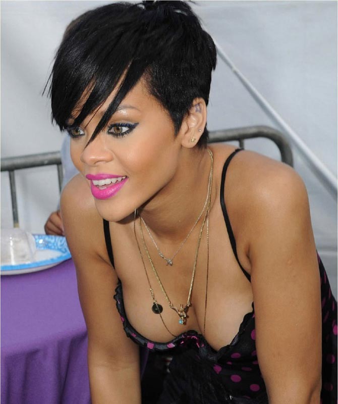 Rihanna fantastischen Blick auf ihre fast nackten Hintern
 #75397070